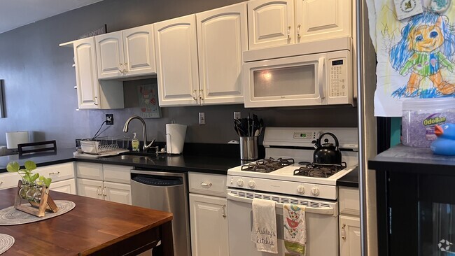Building Photo - 771 E 6th St Unit 1 Rental