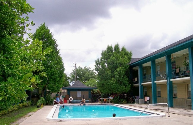 Piscina - Monterey Palms Apartments