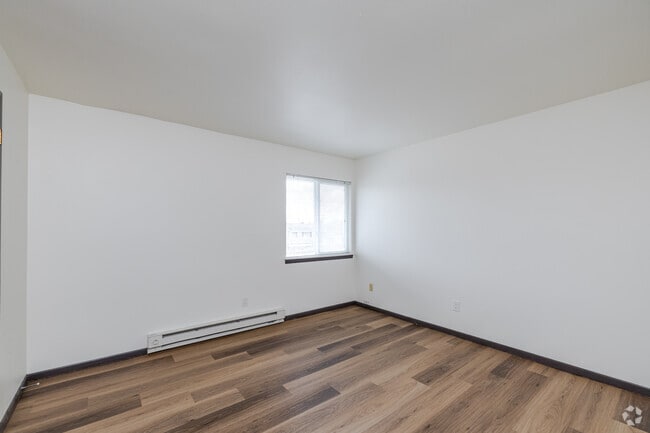 2BR, 1BA - 950SF - Bedroom - Canterbury Court Apartments