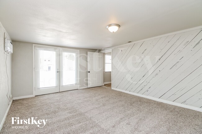 Photo - 930 E Weber Dr