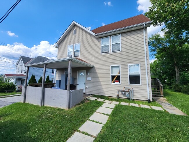 Building Photo - 4701 Elm St Unit 1