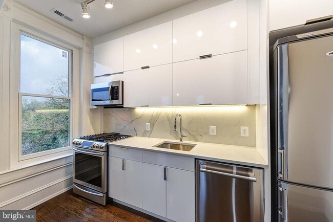 Building Photo - 501 Seward Square SE Unit 6