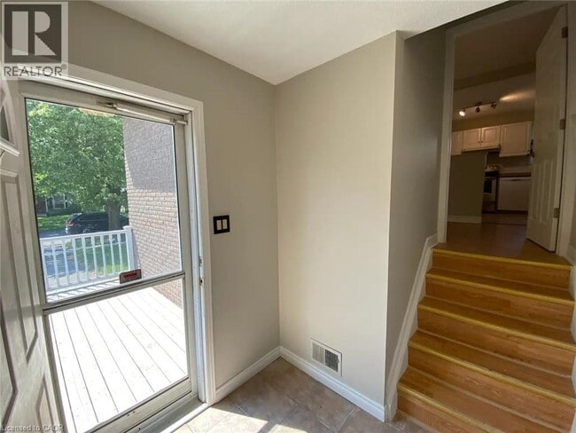 Photo - 92 Leaside Dr