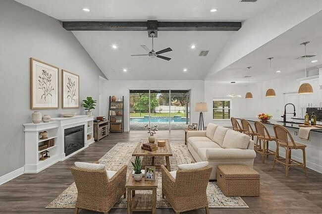 Photo - 606 Royal Crest Dr