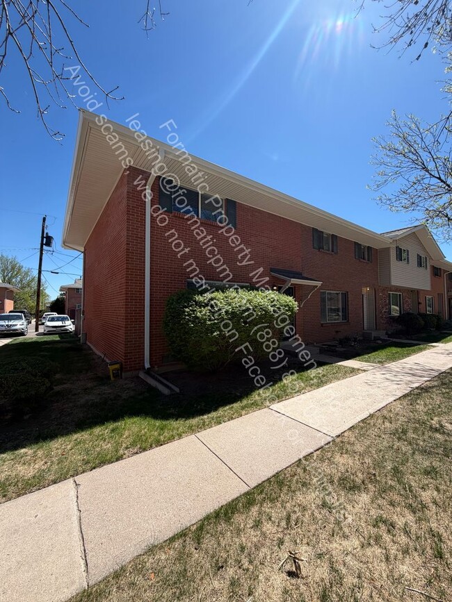 Building Photo - Pet Friendly - 3 Bedroom Home with Parking and a Comfortable Layout in Denver