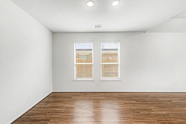 Photo - 209 Cambria Green Ln