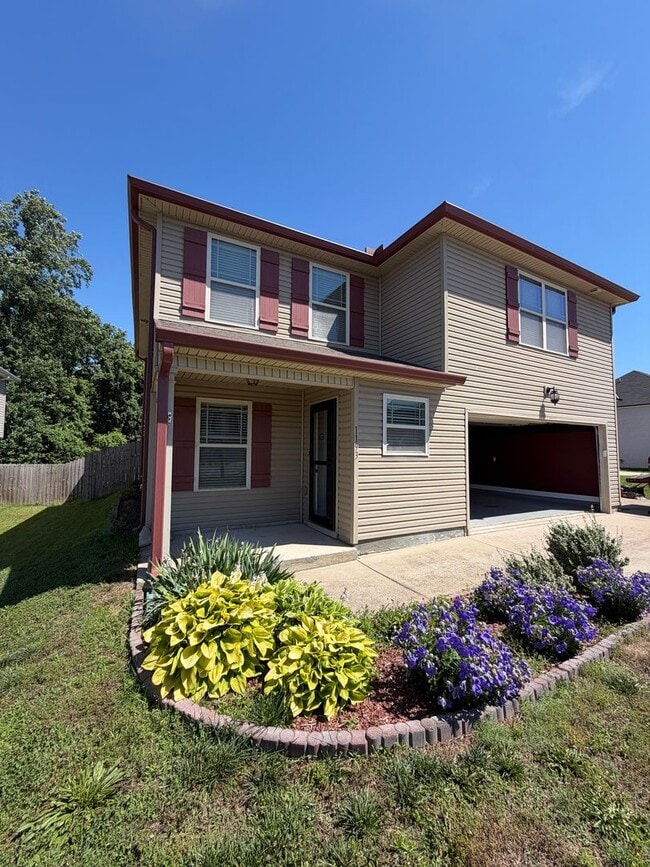 Building Photo - Large 4 Bedroom 2 1/2 Bath Pet Friendly Home For Rent!