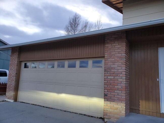 Photo - 826 N 12th St E