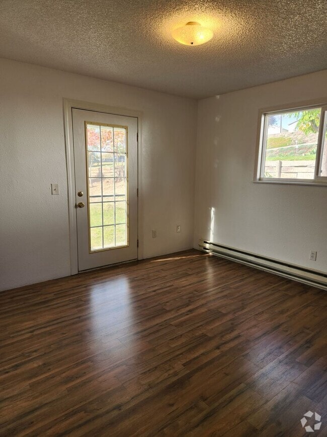 Building Photo - Selah 3br 1ba duplex with carport and WATE... Unit F318 Rental