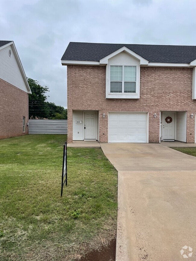 Building Photo - 2 story town house! 3 bed 2.5 bath