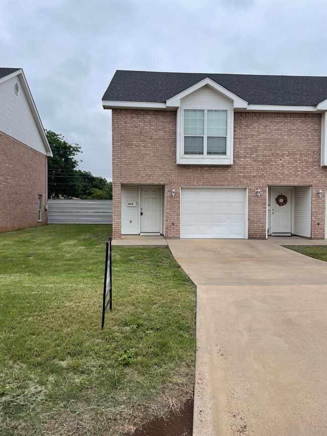 2 story town house! 3 bed 2.5 bath - 2 story town house! 3 bed 2.5 bath