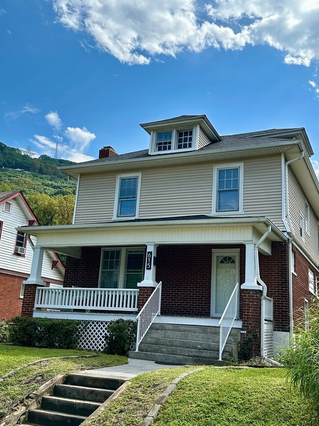 Building Photo - 615 Arbutus Ave SE Rental
