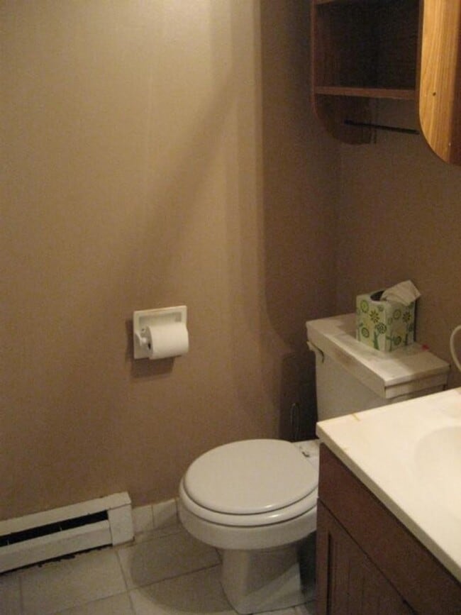 Building Photo - Great one bedroom with new kitchen and steps to the T