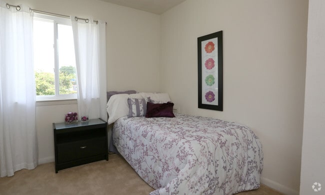 Photo - College Square Townhomes Apartments