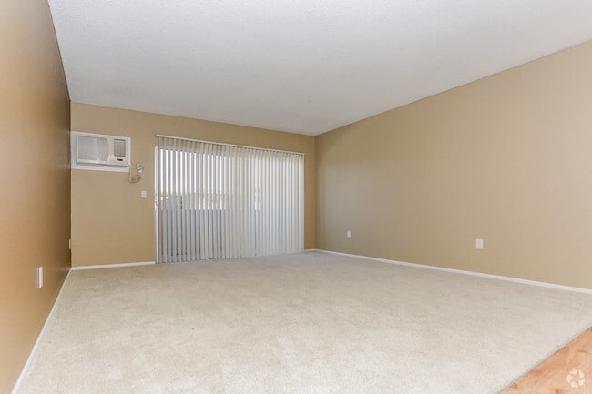 2BR, 1BA - 900 SF