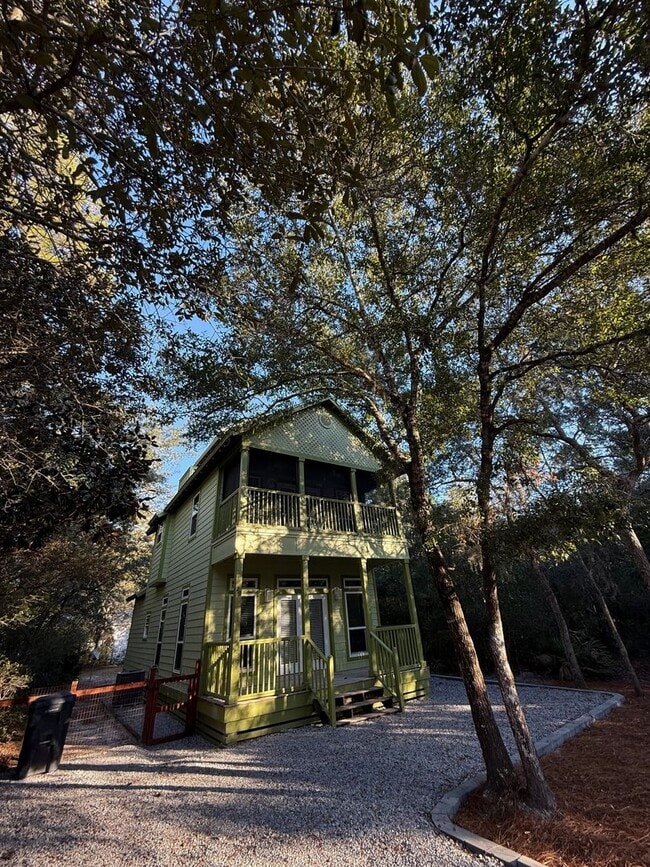 Building Photo - 3 Bdrm Home with 3rd floor loft in Pt Washington