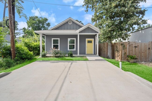 Building Photo - 16670 Meadowcroft St Rental