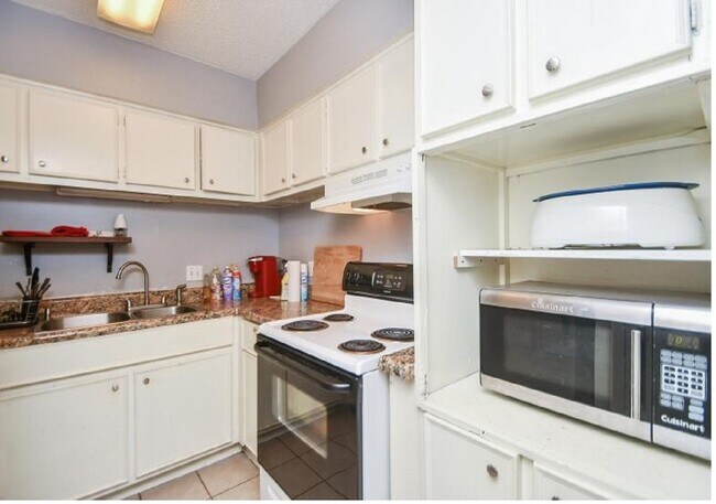 Photo - 2700 Bellefontaine Unit B9