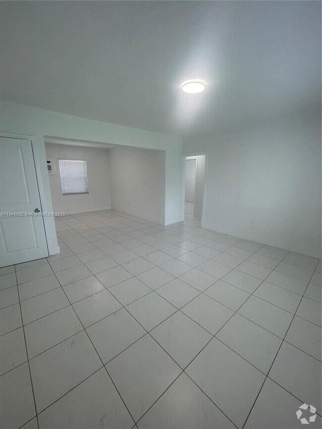 Building Photo - 553 SW 7th St Unit 2 Rental