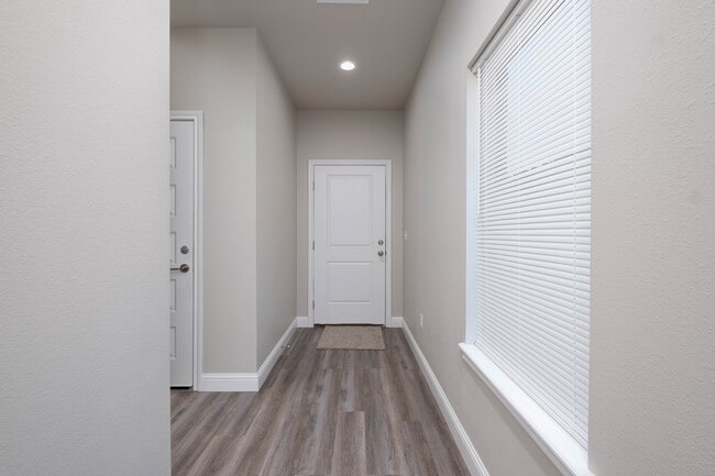 Photo - 405 38th St