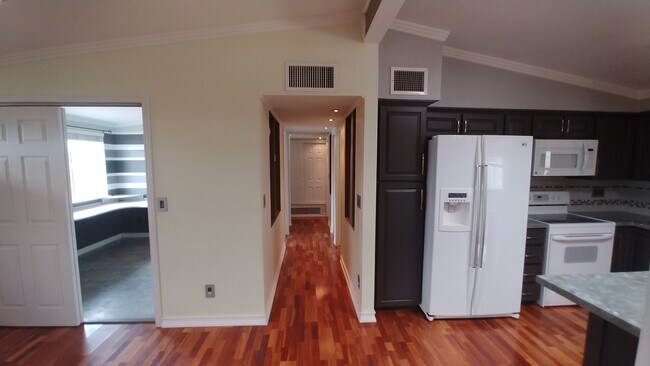 Beautiful wood laminate flooring and carpet throughout the house. - 539 Mallard Cir W