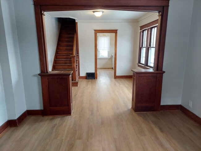 Building Photo - 2 bedroom/1 Bath duplex with large yard Unit 1227 12th Ave