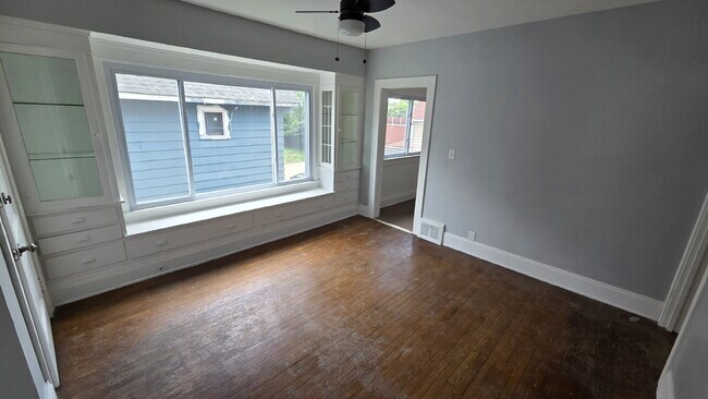 Photo - Bright & Airy 2-Bedroom Upper Unit Unit Up