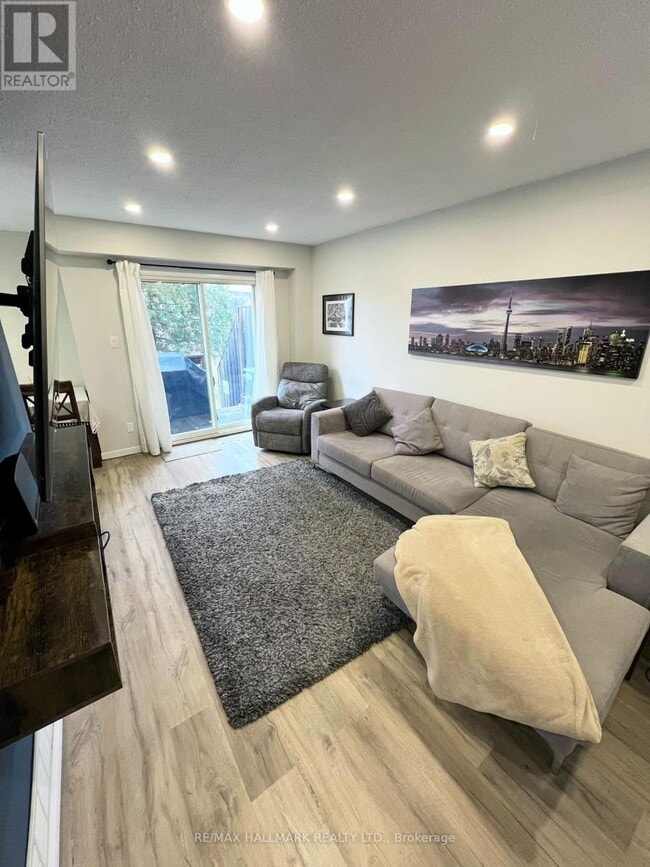 Photo - 15 Guildwood Pkwy