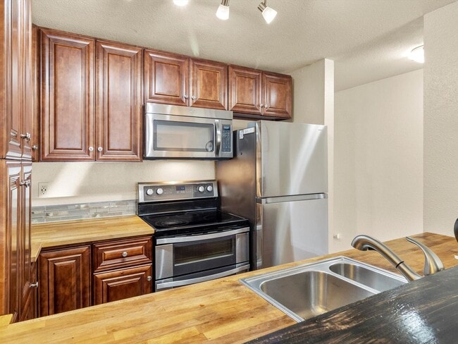 Building Photo - Fabulous 1 Bedroom in Federal Way! Close to Light Rail and Onsite Pool! Unit H1