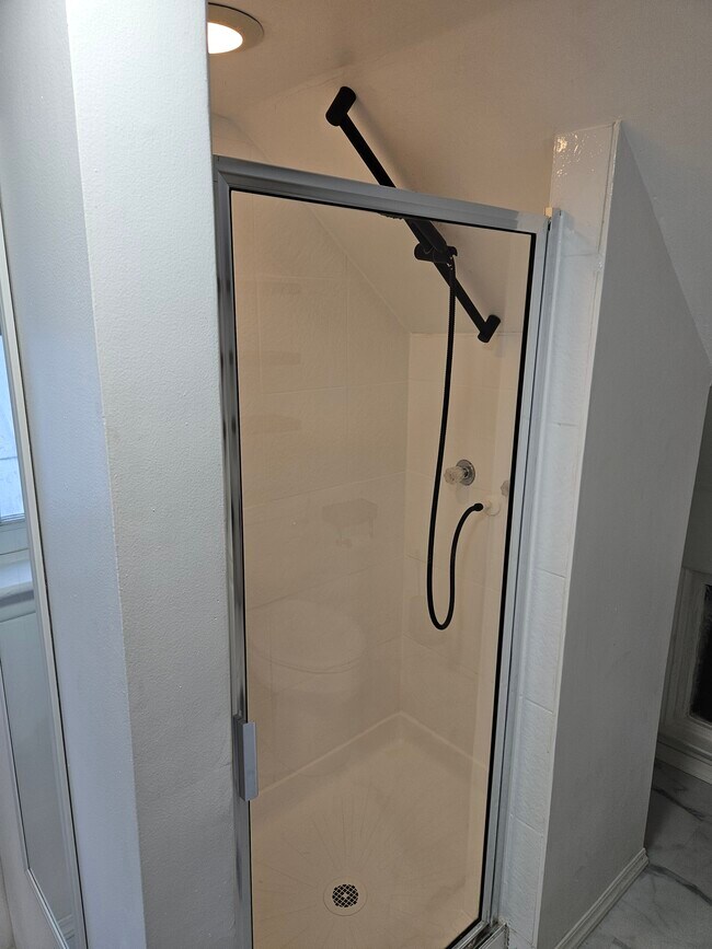 Photo - 114 College St