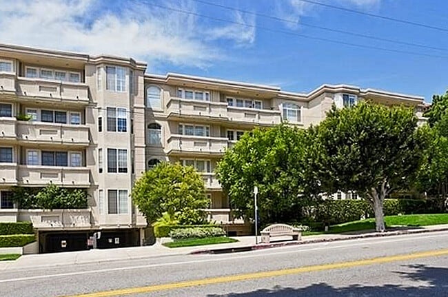 575 S. Barrington - 575 S Barrington Ave Condo Unit 207