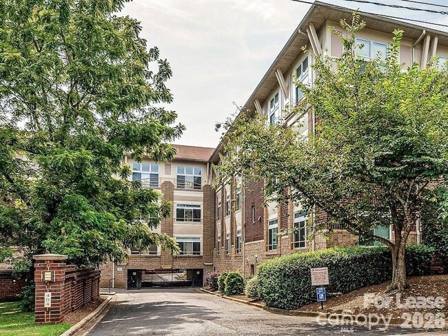 Building Photo - 404 N Laurel Ave Unit 11