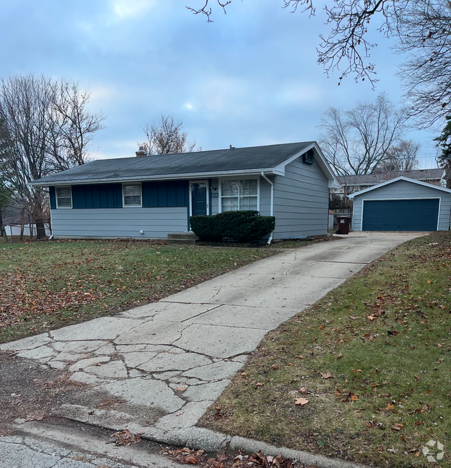 Building Photo - Home for rent in Rockford IL $2,395.00