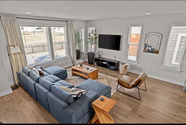 Photo - 2115 Isom St