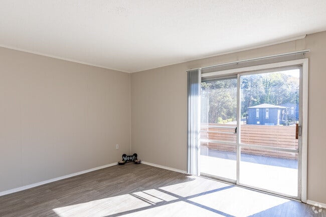 3BR, 2BA - 2200SF completamente renovado