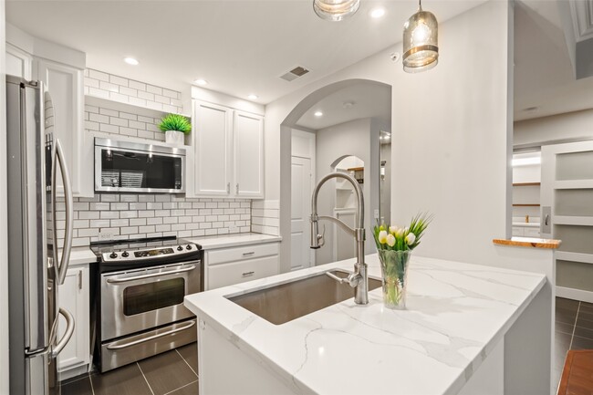 Building Photo - 1010 Rosine St Unit 108 Rental