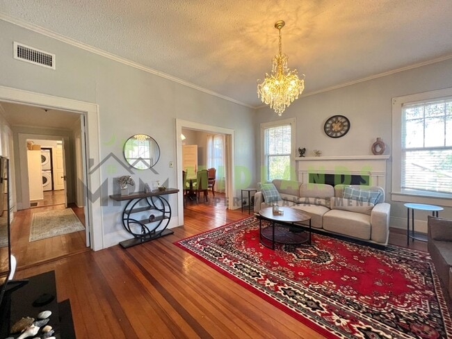 Photo - 2417B Clark Street