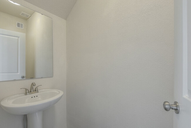 Baño de la planta baja de Birchwood - 845 S Sumac St