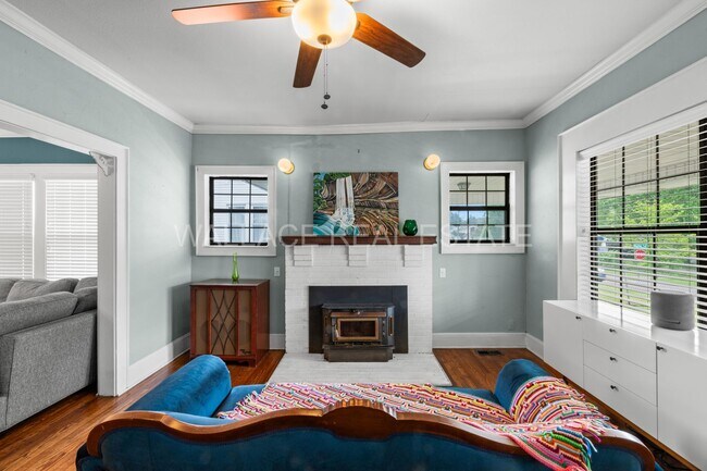 Photo - 1930'S AMAZING CRAFTSMAN HOME...3 BEDROOM/...