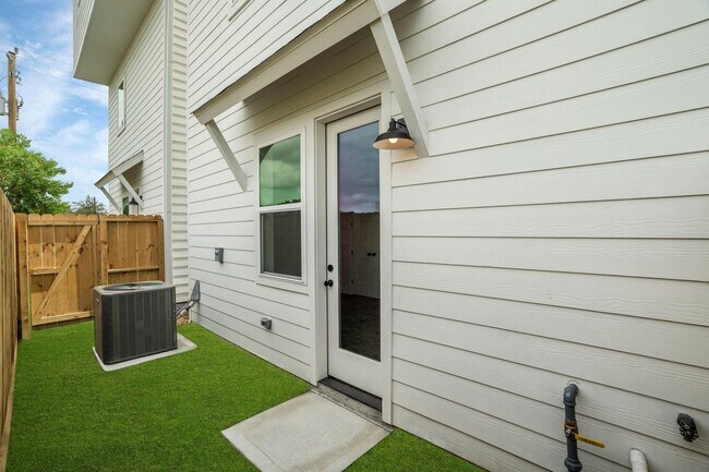 Photo - 3905 B Pinemont Dr