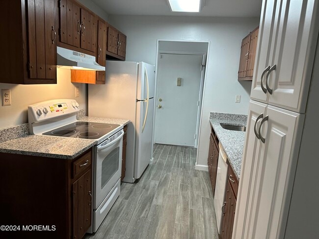 Building Photo - 120 Amberly Dr Unit B