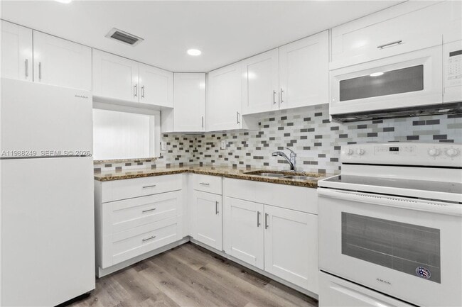 Building Photo - 1855 W 60th St Unit 311