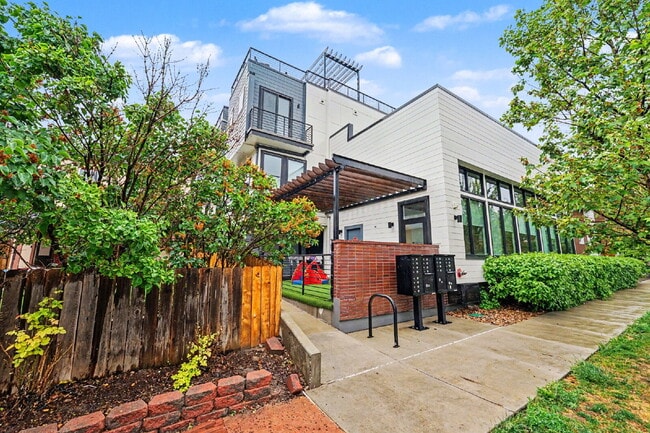Building Photo - Newer Construction Townhome Available Now! Unit 9