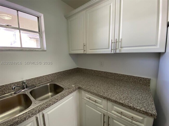 Building Photo - 2460 Taylor St Unit 1C