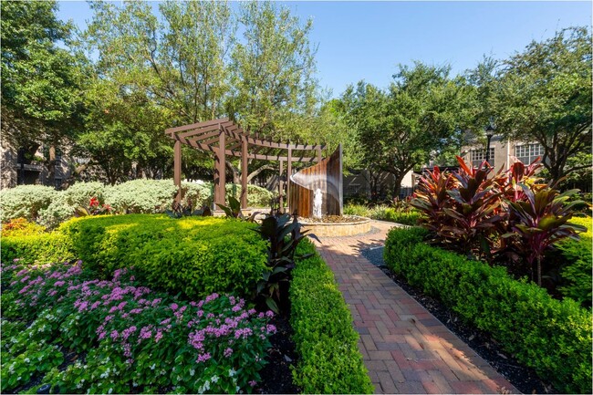Midtown Garden Fountain area - Midtown Arbor Place Rental