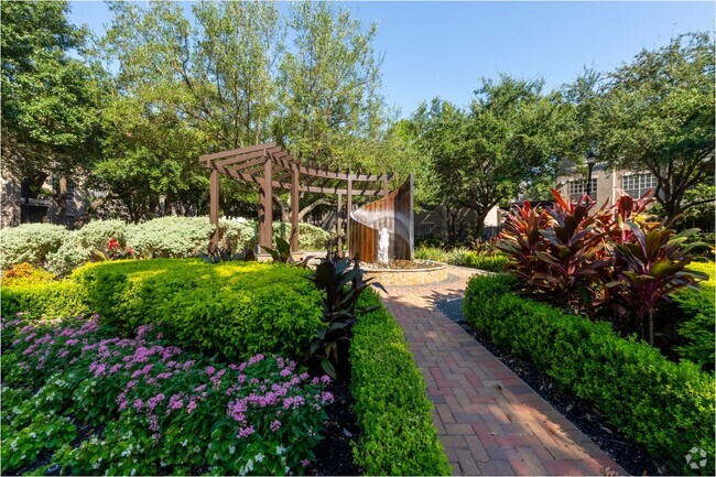 Midtown Garden Fountain area - Midtown Arbor Place Rental