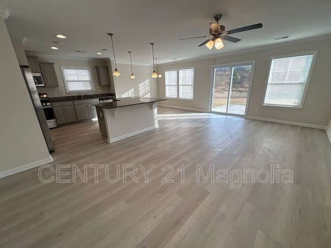 Photo - 815 Delta Ln