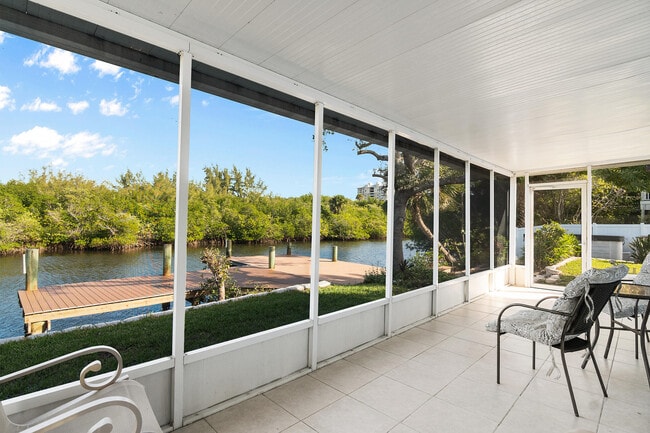 Photo - 922 Jackson Way