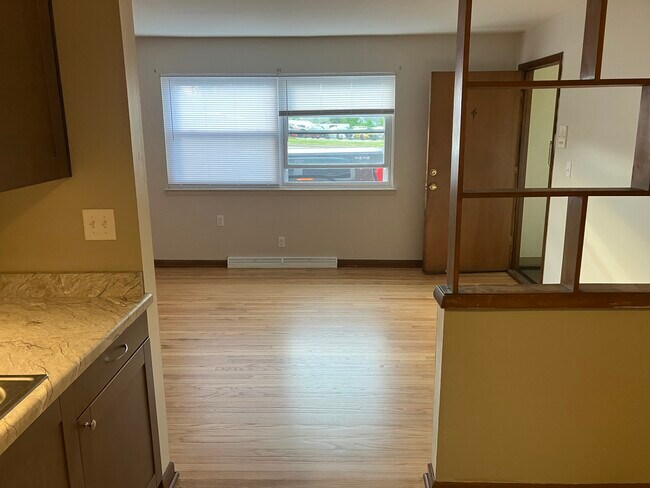 Photo - 3050 W Fardale Ave Unit lower