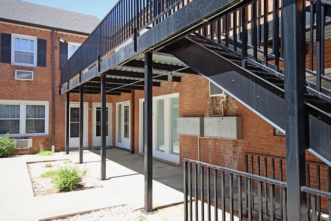 Building Photo - Student-Friendly Ivy Rd Apartment Near Foo... Unit Ivy Rd 2114 #05